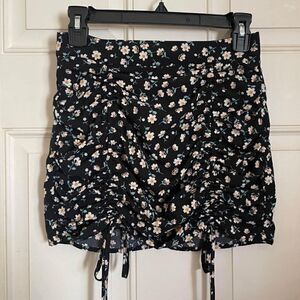 SHEIN Black Daisy Floral Mini Skirt